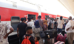 مصر تعيد آلاف السودانيين الفارين من الحرب إلى بلدهم طواعية