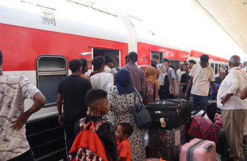 مصر تعيد آلاف السودانيين الفارين من الحرب إلى بلدهم طواعية