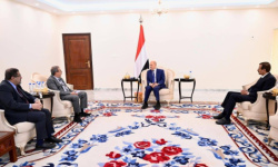 ملف سري على طاولة الرئيس العليمي... ما علاقة رواتب القضاة بالحرب على الفساد