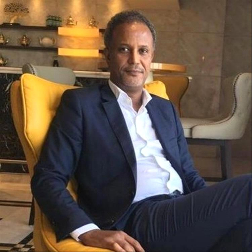بدلاً من الاحتفال.. إعلامي عدني بارز يعلن "الحداد" على وطن يأكله الفقر