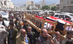 أبصر بقلبه وقاتل بعكازه.. تعز تودع بطلين جريحين هزما الإعاقة وعانقا الشهادة