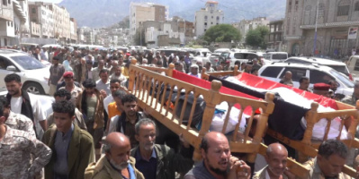 أبصر بقلبه وقاتل بعكازه.. تعز تودع بطلين جريحين هزما الإعاقة وعانقا الشهادة