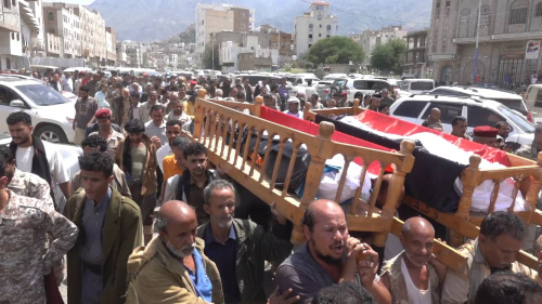 أبصر بقلبه وقاتل بعكازه.. تعز تودع بطلين جريحين هزما الإعاقة وعانقا الشهادة