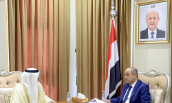 رسالة خطية غامضة من حاكم دبي تصل مكتب رئيس الوزراء اليمني... ما جاء فيها سيقلب الموازين!