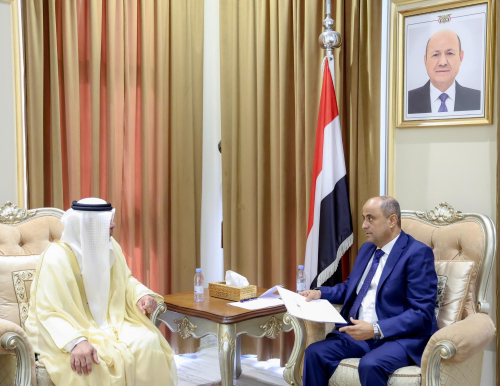 رسالة خطية غامضة من حاكم دبي تصل مكتب رئيس الوزراء اليمني... ما جاء فيها سيقلب الموازين!