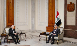 رئيس جمهورية العراق يكرّم الدكتور طلال أبوغزاله بدرع مسلّة حمورابي