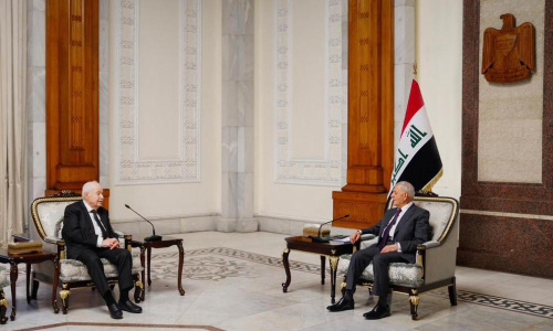 رئيس جمهورية العراق يكرّم الدكتور طلال أبوغزاله بدرع مسلّة حمورابي