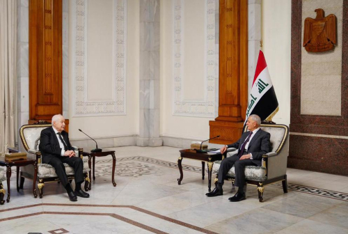 رئيس جمهورية العراق يكرّم الدكتور طلال أبوغزاله بدرع مسلّة حمورابي