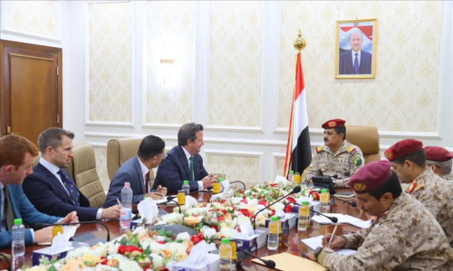 خطر قادم من الصومال... وزير الدفاع يفجر مفاجأة أمام الملحق البريطاني ويكشف عن «التحالف الأخطر» الذي يهدد الملاحة