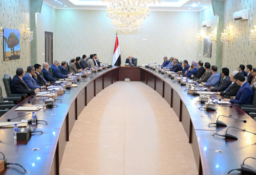 حكومة بلا نساء: العليمي يصف الأمر بـ «خلل قانوني» ويطالب بالتصحيح الفوري