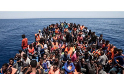 مهاجرون دفعوا آلاف الجنيهات&hellip; والمهرب مصري في قبضة السلطات