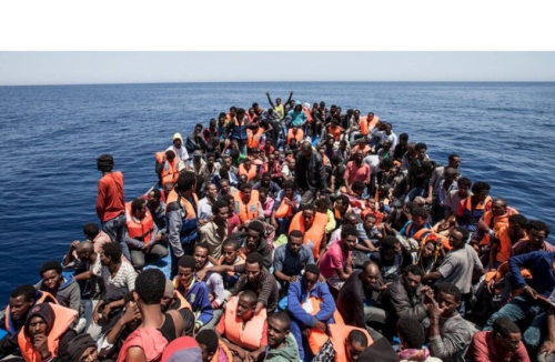 مهاجرون دفعوا آلاف الجنيهات&hellip; والمهرب مصري في قبضة السلطات