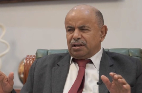 العليمي يكلف الخنبشي بقيادة قوات درع الوطن في حضرموت