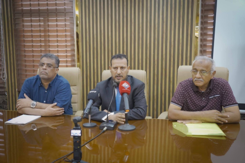 مهلة الـ 90 يوم.. محافظ عدن يهدد مسؤولي المؤسسات بالإقالة في أول لقاء مفتوح