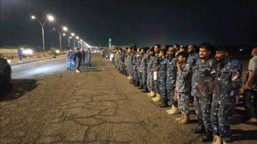 الخيار الخامس.. جنود أمن عدن يرفعون سقف التحدي أمام مقر التحالف: "حقنا أو الموت"