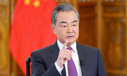 تحذير صيني شديد اللهجة بشأن حرب إيران.. ماذا قال وزير الخارجية؟