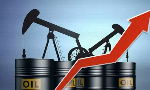 للمرة الأولى منذ عامين.. برميل النفط يتجاوز 100 دولار بعد ضربات جوية على مخازن وقود بإيران