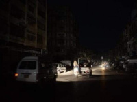 ظلام دامس يخيّم على التواهي بعدن منذ الفجر.. انقطاع شامل للكهرباء يفاقم معاناة السكان في أواخر رمضان