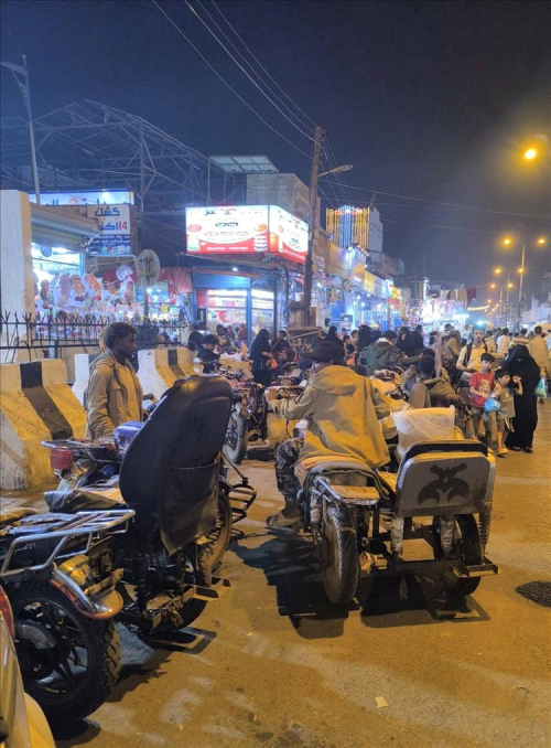 عدن تعود إلى مربع الفوضى الأمنية.. انتشار مكثف للدراجات النارية ومسلحون يجوبون الشوارع والأسواق