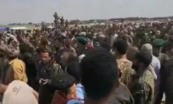 مصادر أمنية تكشف كواليس تفجّر الاحتجاجات الأمنية الحاشدة أمام مقر التحالف بعدن