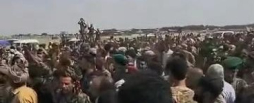 مصادر أمنية تكشف كواليس تفجّر الاحتجاجات الأمنية الحاشدة أمام مقر التحالف بعدن