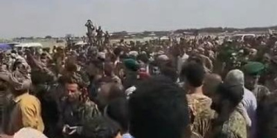 مصادر أمنية تكشف كواليس تفجّر الاحتجاجات الأمنية الحاشدة أمام مقر التحالف بعدن