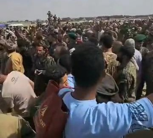 مصادر أمنية تكشف كواليس تفجّر الاحتجاجات الأمنية الحاشدة أمام مقر التحالف بعدن