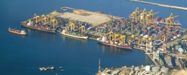 "انفجارات في خورفكان".. ما الذي حدث في أهم موانئ الإمارات فجر الأحد؟