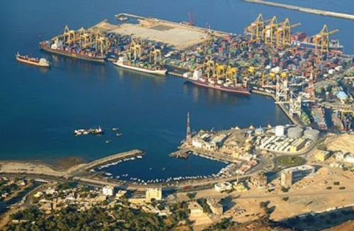 "انفجارات في خورفكان".. ما الذي حدث في أهم موانئ الإمارات فجر الأحد؟