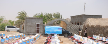 تعز: الوصول الإنساني تقدم مساعدات إغاثية غذائية وايوائية لمتضرري السيول والامطار في المخا