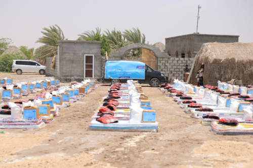 تعز: الوصول الإنساني تقدم مساعدات إغاثية غذائية وايوائية لمتضرري السيول والامطار في المخا