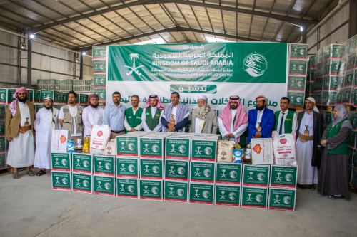 بدعم مركز الملك سلمان.. تدشين توزيع أكثر من 5 آلاف سلة غذائية للأسر الأشد احتياجاً في مأرب