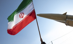 تصعيد عسكري في الخليج: الحرس الثوري يستهدف قواعد أمريكية في الإمارات وأبوظبي تدين "العدوان"