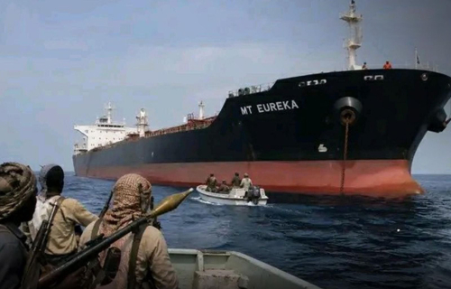 ساعات رعب في البحر.. قراصنة يختطفون ناقلة نفط تقل بحارة مصريين