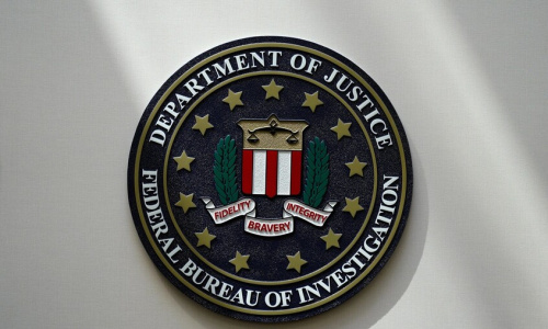 200 ألف دولار لمن يجدها.. "الـ FBI" يطارد أخطر امرأة هربت بأسرار أمريكا إلى إيران &laquo; صور&raquo;