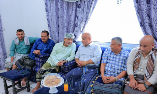 عضو مجلس القيادة محمود الصبيحي يزور اسر الشهيدين علي عنتر وعلي هادي والفقيد سعيد صالح