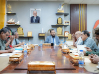 محافظ العاصمة عدن يناقش مع رئيس مصلحة السجون ومدير الأمن أوضاع النزلاء وتعزيز التنسيق مع النيابة والقضاء