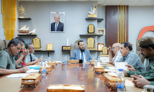 محافظ العاصمة عدن يناقش مع رئيس مصلحة السجون ومدير الأمن أوضاع النزلاء وتعزيز التنسيق مع النيابة والقضاء