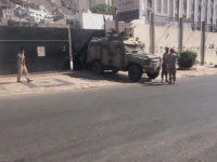 محافظ عدن عبدالرحمن شيخ اليافعي يوجّه بـ"الضرب بيد من حديد" وقمع الاحتجاجات السلمية المطالبة بالخدمات