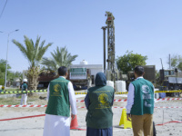 بدعم من مركز الملك سلمان.. تركيب منظومتين للطاقة الشمسية وتجهيز بئرين في مستشفى مأرب العام