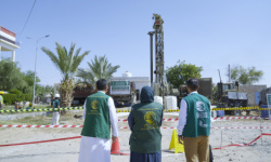 بدعم من مركز الملك سلمان.. تركيب منظومتين للطاقة الشمسية وتجهيز بئرين في مستشفى مأرب العام