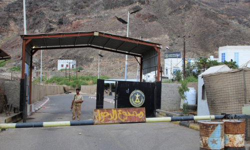 إغلاق مكتب الزبيدي.. خطوة سعودية تفجر الأوضاع والانتقالي يعلن النفير العام في عدن