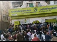 احتكار صرف المرتبات يفجر غضب العسكريين.. ازدحام غير مسبوق أمام فروع بنك القطيبي في عدن والجنوب