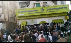 احتكار صرف المرتبات يفجر غضب العسكريين.. ازدحام غير مسبوق أمام فروع بنك القطيبي في عدن والجنوب