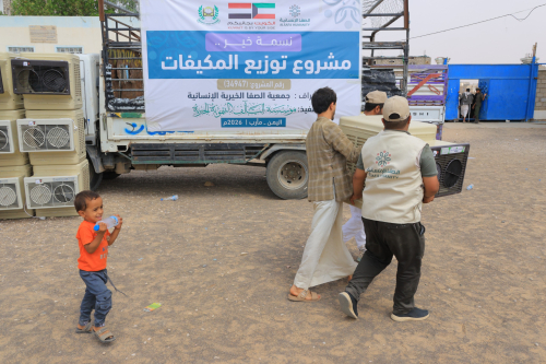 بدعم كويتي .... تدشين مشروع لتوزيع ألف مكيف على الأسر النازحة والأشد احتياجًا في مأرب