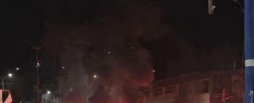 عدن تغلي تحت وطأة الأزمات.. احتجاجات شعبية غاضبة تحمل المحافظ عبدالرحمن شيخ مسؤولية انهيار الخدمات