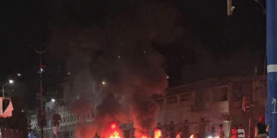 عدن تغلي تحت وطأة الأزمات.. احتجاجات شعبية غاضبة تحمل المحافظ عبدالرحمن شيخ مسؤولية انهيار الخدمات