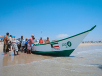 حضرموت .. جمعية العون المباشر الكويتية تدشن توزيع قوارب الصيد