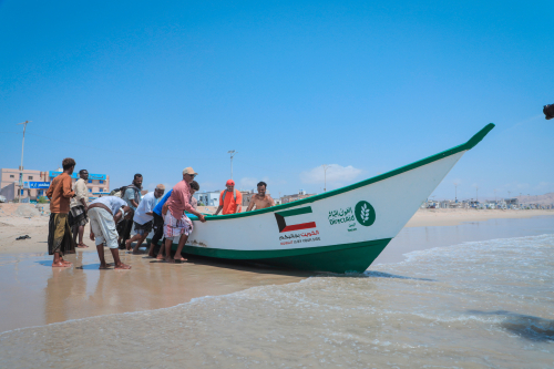حضرموت .. جمعية العون المباشر الكويتية تدشن توزيع قوارب الصيد