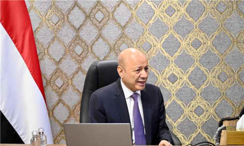 رئيس مجلس القيادة يتابع مستجدات عملية "فجر اليمن" ويشيد بانتصارات القوات المسلحة والإسناد الشامل من تحالف دعم الشرعية